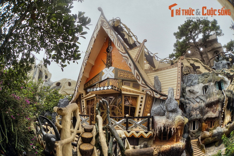 Kiến trúc sư và chủ nhân của biệt thự Hằng Nga là bà Đặng Việt Nga. Thuở bé, bà học trường tiểu học dành cho thiếu nhi Việt Nam tại Trung Quốc (1951-1954) và học trung học tại Liên Xô.