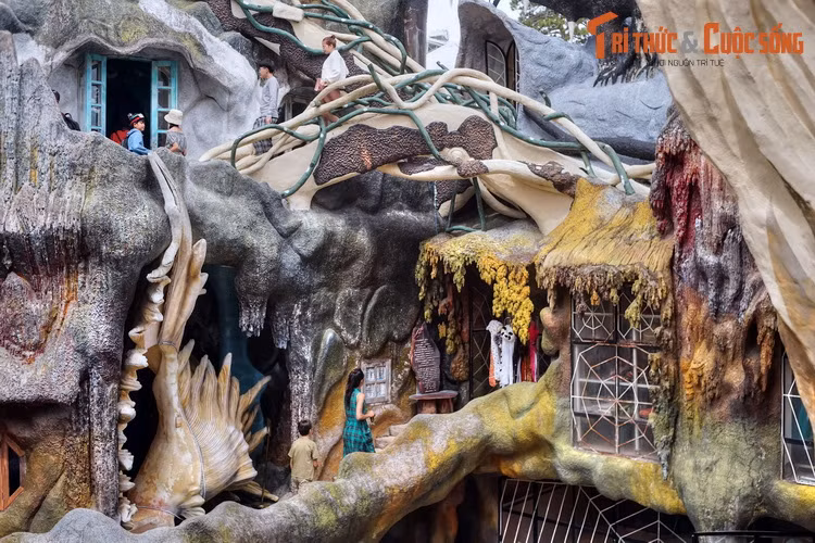 Những đường thẳng và góc vuông của các tòa nhà thông thường hoàn toàn không hiện diện tại đây. Mọi thứ ở “ngôi nhà điên” cong vẹo như thế đã bị nung chảy ở nhiệt độ cao và sau đó để cho đông cứng lại.