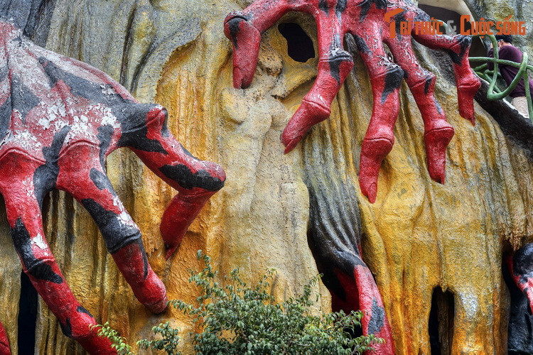 Có khuôn viên rộng gần 2.000 m², khu biệt thự này được khai trương vào năm 1990, gồm nhiều tòa nhà gây ấn tượng ngay từ cái nhìn đầu tiên nhờ vẻ ngoài vô cùng ma mị, như được nhào nặn từ bàn tay phù thủy.