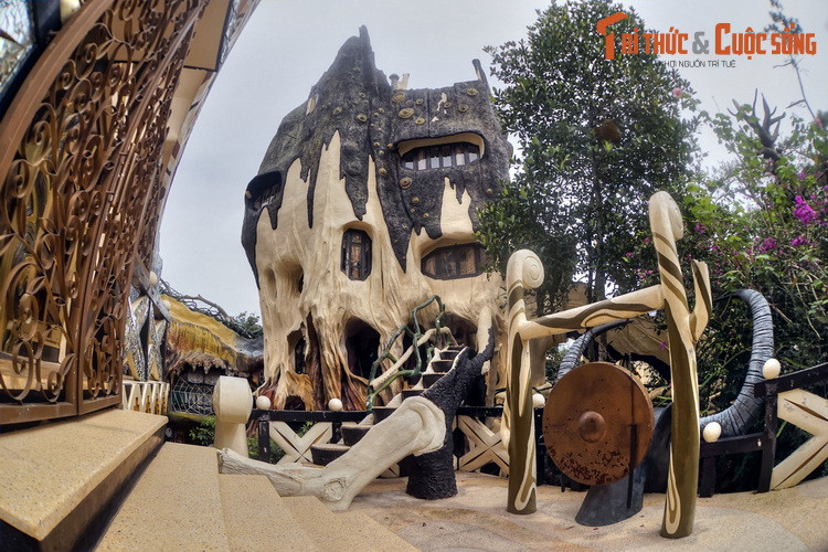 Những nét văn hóa đặc trưng của vùng đất Tây Nguyên được đưa vào thiết kế của tòa biệt thự, thể hiện qua hình ảnh tượng nhà mồ, mái nhà rông vút cao, bộ cồng chiêng, cặp sừng trâu...