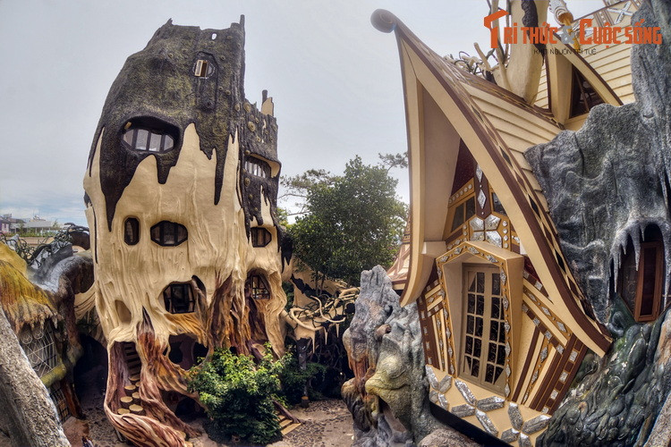 Tọa lạc ở số 3 Huỳnh Thúc Kháng, thành phố Đà Lạt, biệt thự Hằng Nga hay Ngôi nhà quái dị, Ngôi nhà Điên (Crazy House) là một là một địa điểm tham quan nổi tiếng cả trong và ngoài nước nhờ có phong cách kiến trúc đặc biệt.