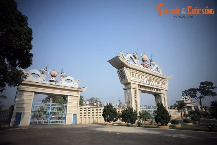  5. Cánh cổng chỉ mở vào dịp đặc biệt. Có 12 cổng lớn nhỏ dẫn vào Tòa Thánh. Trong đó, Chánh môn là cổng chính và là cổng lớn nhất, chỉ mở vào các dịp đón tiếp nguyên thủ các quốc gia, lãnh đạo các Tôn giáo.