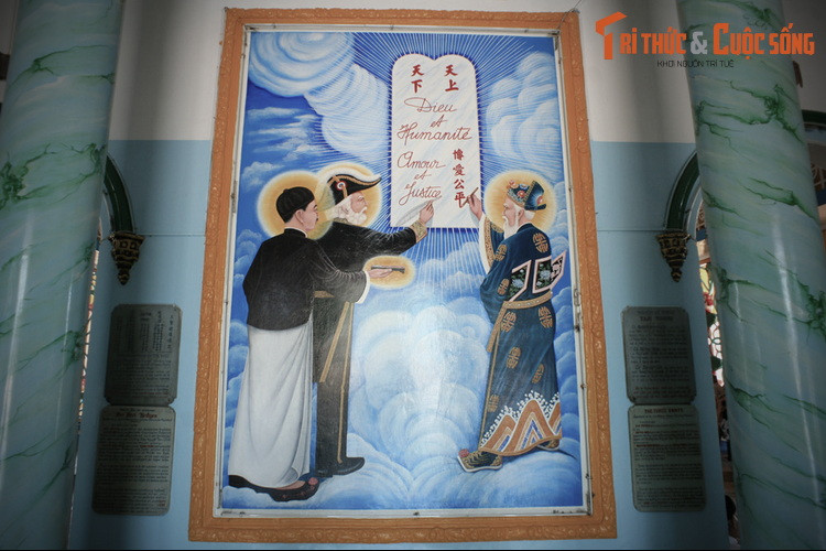  8. Những tác phẩm nghệ thuật độc đáo. Toàn bộ Tòa Thánh giống một tác phẩm nghệ thuật khổng lồ với vô số tranh, tượng, phản ánh vũ trụ quan đặc sắc của đạo Cao Đài.