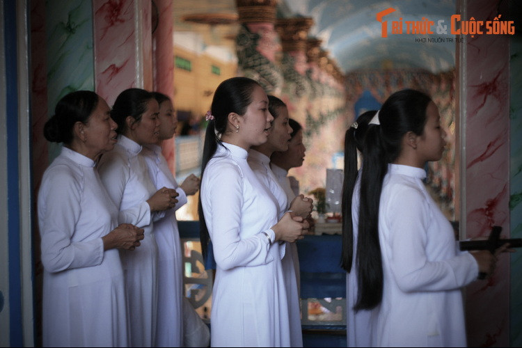  10. Âm nhạc đặc sắc. Nếu đến tham quan Tòa Thánh vào khoảng 12 giờ trưa, giờ Tòa Thánh tổ chức Thánh lễ, du khách sẽ được nghe những bài Thánh ca Cao Đài vang lên trên nền nhạc được diễn tấu bằng các loại nhạc cụ truyền thống.