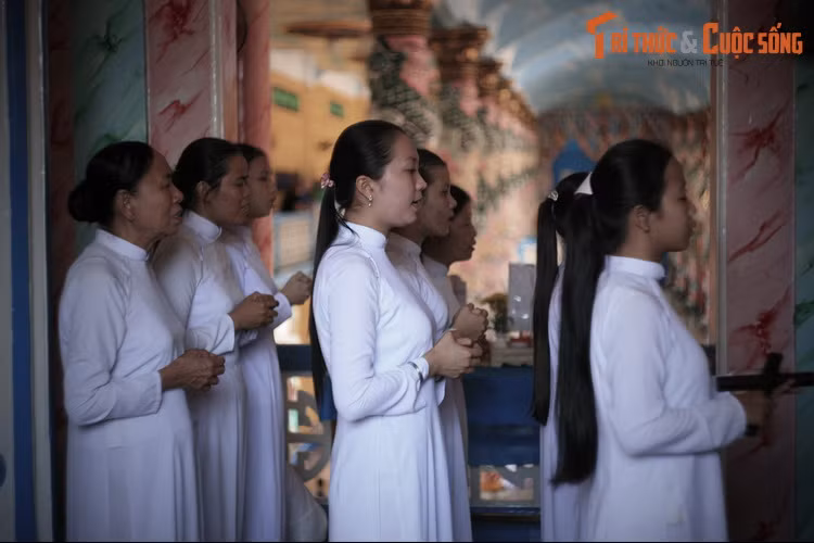  10. Âm nhạc đặc sắc. Nếu đến tham quan Tòa Thánh vào khoảng 12 giờ trưa, giờ Tòa Thánh tổ chức Thánh lễ, du khách sẽ được nghe những bài Thánh ca Cao Đài vang lên trên nền nhạc được diễn tấu bằng các loại nhạc cụ truyền thống.