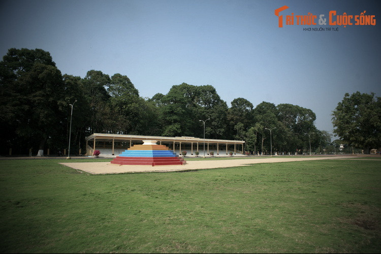  4. Diện tích “khổng lồ”. Khuôn viên Tòa Thánh Tây Tinh có diện tích lên đến gần 100 ha (1 km2), được chia thành nhiều ô như bàn cờ. Diện tích này tương đương một số phường của Hà Nội và TP. HCM.