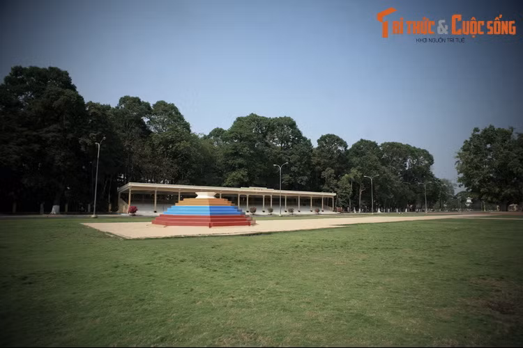  4. Diện tích “khổng lồ”. Khuôn viên Tòa Thánh Tây Tinh có diện tích lên đến gần 100 ha (1 km2), được chia thành nhiều ô như bàn cờ. Diện tích này tương đương một số phường của Hà Nội và TP. HCM.