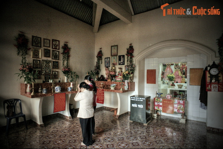 Tuy nhiên, theo thông tin chính thức của người trông miếu Ba Cô thì ngôi miếu này do là ông Đặng Hà và bà Nguyễn Thị Biện lập dưới thời Pháp thuộc, sau khi hai ông bà từ Bình Định lên đây tìm miền đất mới và trốn lính.