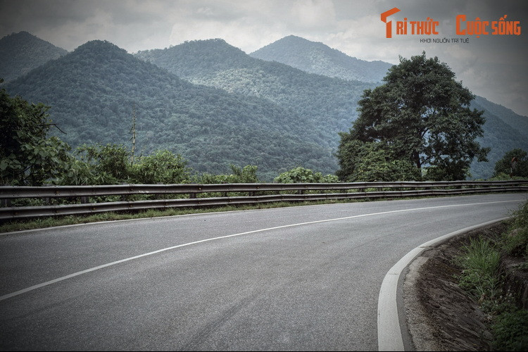 Nằm ở địa phận tỉnh Lâm Đồng, nối thị trấn Đạ M'ri, huyện Đạ Huoai với thành phố Bảo Lộc, đèo Bảo Lộc còn có tên gọi là Đèo B'Lao, là con đèo được coi là nguy hiểm nhất Tây Nguyên với một bên là đồi núi và vách đá dựng đứng còn một nơi là vực thẳm.