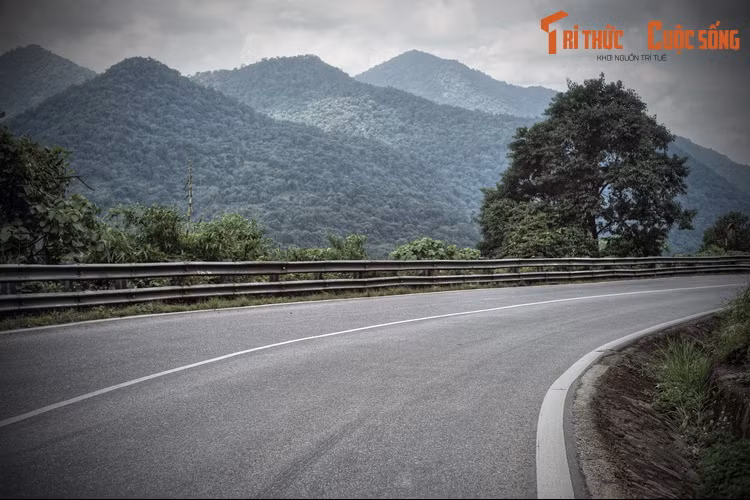 Nằm ở địa phận tỉnh Lâm Đồng, nối thị trấn Đạ M'ri, huyện Đạ Huoai với thành phố Bảo Lộc, đèo Bảo Lộc còn có tên gọi là Đèo B'Lao, là con đèo được coi là nguy hiểm nhất Tây Nguyên với một bên là đồi núi và vách đá dựng đứng còn một nơi là vực thẳm.