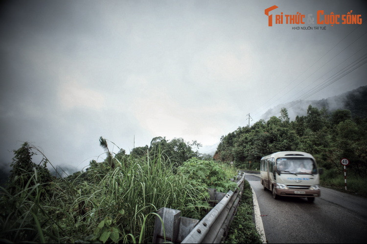 Do chàng trai bị thương nặng hơn nên thường xuyên được ba cô gái dìu dắt, kéo lên. Khi lên tới mặt đường, do đuối sức, chàng trai đã ngất xỉu. Khi tỉnh dậy, chàng trai thấy mình nằm trong bệnh viện nhưng không thấy ba cô gái kia đâu.