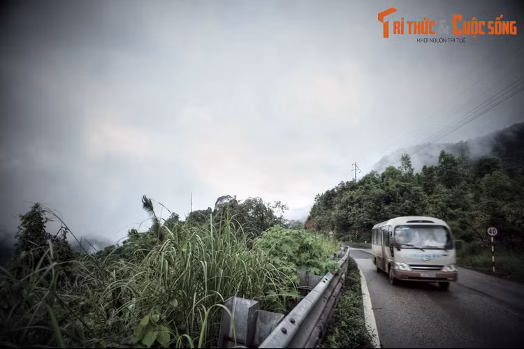 Do chàng trai bị thương nặng hơn nên thường xuyên được ba cô gái dìu dắt, kéo lên. Khi lên tới mặt đường, do đuối sức, chàng trai đã ngất xỉu. Khi tỉnh dậy, chàng trai thấy mình nằm trong bệnh viện nhưng không thấy ba cô gái kia đâu.