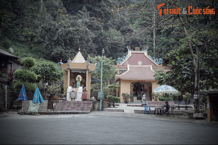 Đèo Bảo Lộc còn có tên gọi khác là đèo Ba Cô. Cái tên này gắn liền với miếu Ba Cô nằm bên một một khúc cua giữa đèo. Chuyện về ngôi miếu này bắt đầu từ một vụ tai nạn thảm khốc trên đèo.