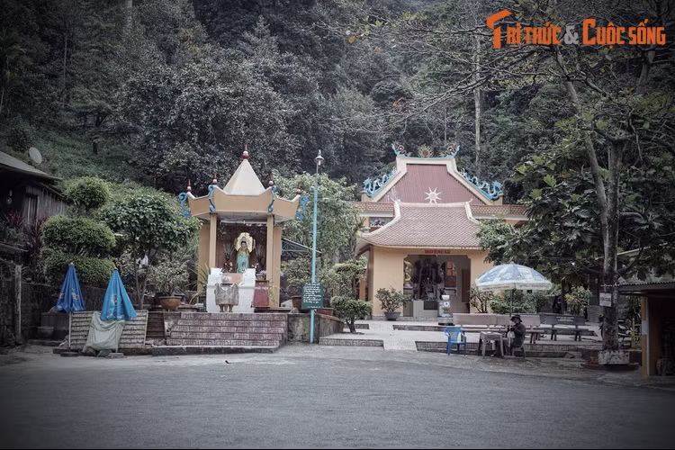 Đèo Bảo Lộc còn có tên gọi khác là đèo Ba Cô. Cái tên này gắn liền với miếu Ba Cô nằm bên một một khúc cua giữa đèo. Chuyện về ngôi miếu này bắt đầu từ một vụ tai nạn thảm khốc trên đèo.