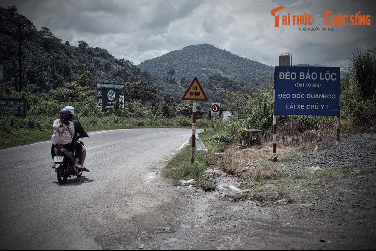 Khi tới đèo Bảo Lộc, thấy có nhiều vụ tai nạn thương tâm do địa hình hiểm trở nên ông Hà đã dựng miếu để thờ cúng. Lúc đầu miếu Ba Cô chỉ là một ngôi miếu nhỏ nhưng sau đó người dân đã đóng góp nên mới xây ngôi miếu khang trang như bây giờ.