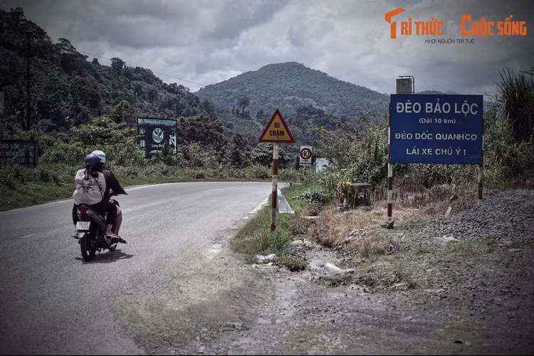 Khi tới đèo Bảo Lộc, thấy có nhiều vụ tai nạn thương tâm do địa hình hiểm trở nên ông Hà đã dựng miếu để thờ cúng. Lúc đầu miếu Ba Cô chỉ là một ngôi miếu nhỏ nhưng sau đó người dân đã đóng góp nên mới xây ngôi miếu khang trang như bây giờ.