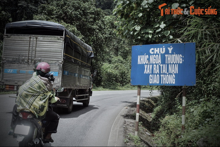 Chuyện kể rằng, có ba cô gái tên là Loan, Hòa, Thảo là người Bảo Lộc và cả ba cô đều là sinh viên đang học tại Sài Gòn. Vào kỳ nghỉ hè, khi ba cô trên chuyến xe về quê, chạy tới khúc cua này do tài xế chạy nhanh nên bị lật xe và lao xuống vực tử nạn.