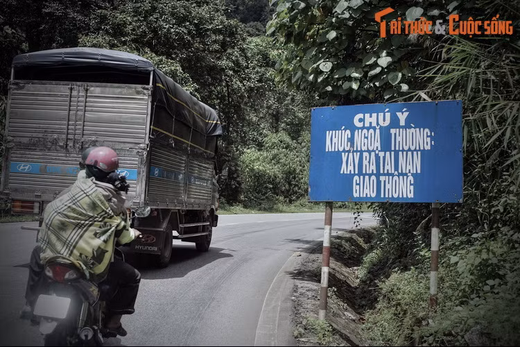 Chuyện kể rằng, có ba cô gái tên là Loan, Hòa, Thảo là người Bảo Lộc và cả ba cô đều là sinh viên đang học tại Sài Gòn. Vào kỳ nghỉ hè, khi ba cô trên chuyến xe về quê, chạy tới khúc cua này do tài xế chạy nhanh nên bị lật xe và lao xuống vực tử nạn.