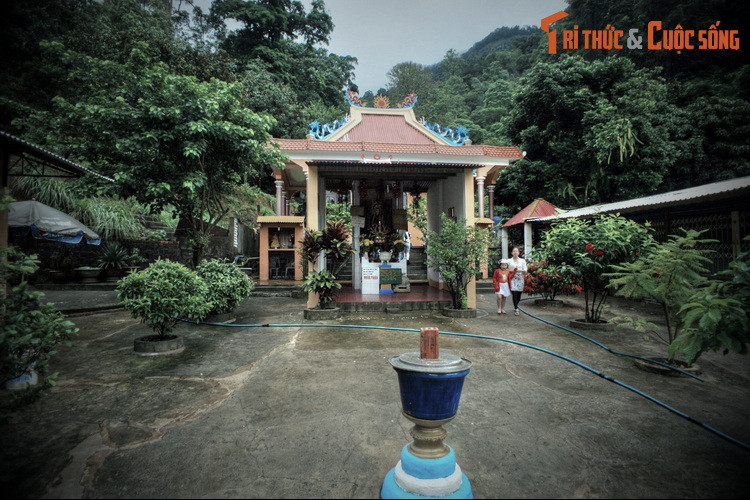 Sau đó người dân lập một miếu nhỏ để cầu siêu cho linh hồn của những người chết oan vì tai nạn xe cộ và nhất là oan hồn của ba cô gái trẻ, và cầu an cho người qua đèo. Từ đó tai nạn xe cộ tại khúc cua giảm hẳn, và người ta không còn thấy ba cô hiện ra nữa.