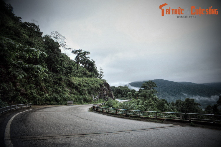 Về ba cô gái tử nạn, thì đây là câu chuyện có thật. Tuy nhiên, ba cô là người Sài Gòn chứ không phải quê Bảo Lộc. Trước đây mộ ba cô được chôn sát ven đường nhưng sau này được người thân bốc đưa về Sài Gòn. Còn câu chuyện ba cô hiện hồn là chỉ là hư cấu của cánh tài xế...