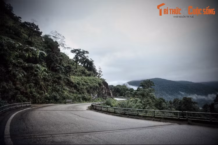 Về ba cô gái tử nạn, thì đây là câu chuyện có thật. Tuy nhiên, ba cô là người Sài Gòn chứ không phải quê Bảo Lộc. Trước đây mộ ba cô được chôn sát ven đường nhưng sau này được người thân bốc đưa về Sài Gòn. Còn câu chuyện ba cô hiện hồn là chỉ là hư cấu của cánh tài xế...