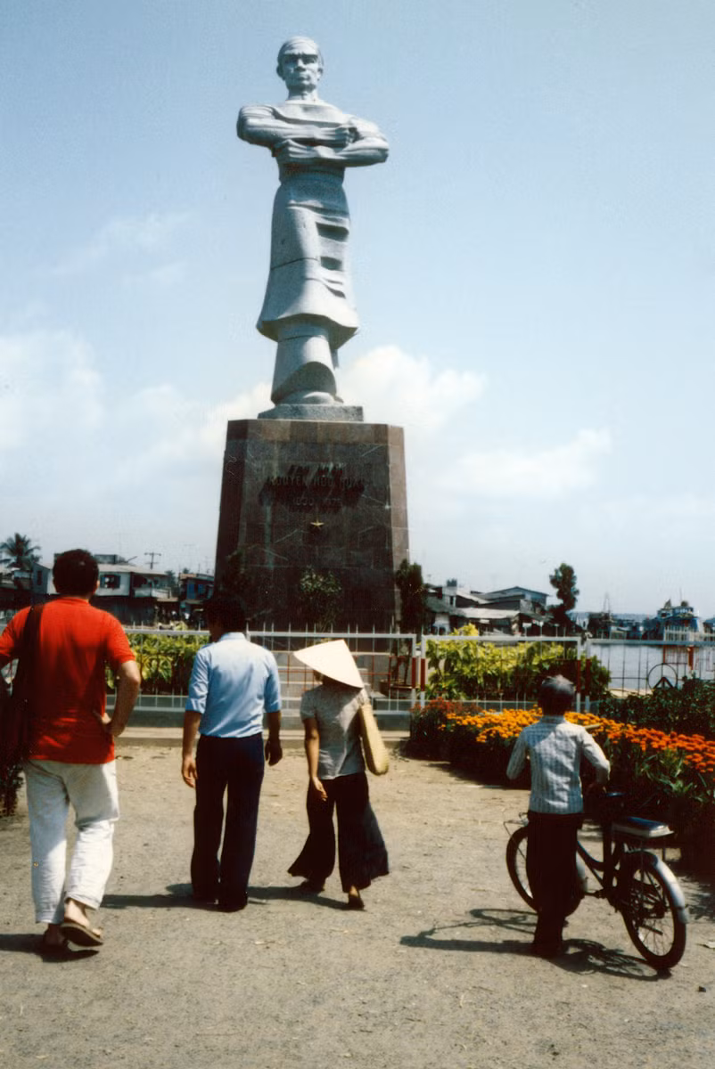 Tượng đài Thủ khoa Nguyễn Hữu Huân ở Mỹ Tho, Tiền Giang năm 1986.