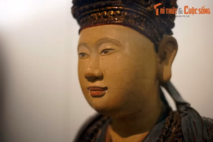 Điểm lôi cuốn nhất của pho tượng chính là gương mặt tươi sáng rạng rỡ, phúc hậu, chân thực với dái tai dài, cổ cao ba ngấn. Các nhà nghiên cứu mỹ thuật đánh giá, tượng hoàng hậu Trịnh Thị Ngọc Trúc là tác phẩm đẹp nhất của nghệ thuật điêu khắc tượng chân dung người Việt thế kỷ 17.