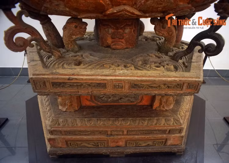 Bệ tượng được chạm khắc với những biểu tượng về vũ trụ quan: Mặt của bệ tượng trưng cho mặt biển, chính giữa bệ đầu quỉ nhô lên dang hai tay đỡ đài sen. Hình tượng này gắn liền với truyền thuyết Quan Âm Nam Hải giáo hóa quỷ Ô Ba Na Đà sống dưới biển.