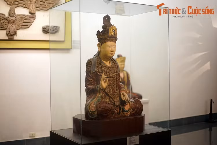 3. Bên cạnh tượng Quan Âm Thiên Thủ Thiên Nhãn chùa Hội Hạ, Bảo tàng Mỹ thuật Việt Nam còn lưu giữ một Bảo vật quốc gia khác của thời Lê Trung hưng, đó là tượng Hoàng hậu Trịnh Thị Ngọc Trúc, một tác phẩm có niên đại từ thế kỷ 17.