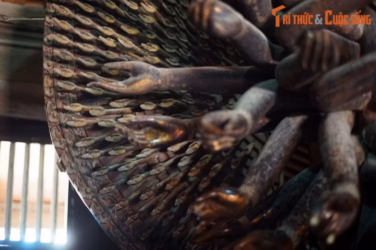 Ở phía sau, hàng trăm cánh tay nhỏ tạo thành nhiều lớp vòng hào quang tỏa ra xung quanh pho tượng. Trong mỗi lòng bàn tay có một con mắt, tượng trưng cho sự giác ngộ.