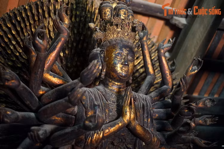 Tác phẩm được làm bằng gỗ phủ sơn trên tòa sen với tổng chiều cao là 3,7 mét, tạo hình trong tư thế ngồi thiền định với 42 cánh tay lớn và 952 cánh tay nhỏ. Trong các tay lớn, hai tay chắp trước ngực, hai tay để trên đùi, các tay lớn còn lại có tư thế đa dạng với bàn tay trong tư thế ấn quyết.