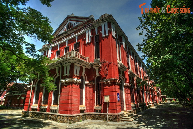 Bên cạnh Chủ tịch Hồ Chí Minh và Đại tướng Võ Nguyên Giáp, rất nhiều tên tuổi các chiến sĩ cách mạng ưu tú, các nhà hoạt động văn hoá xuất sắc đã trưởng thành từ ngôi trường này như Trần Phú, Lê Duẫn, Phạm Văn Ðồng, Tố Hữu...