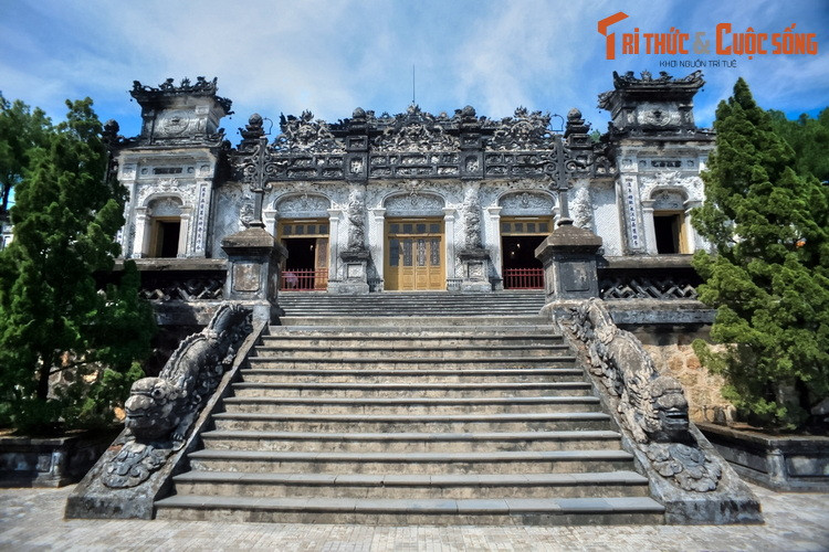 Cung Thiên Định là công trình kiến trúc chính, nằm ở vị trí cao nhất của lăng Khải Định. Đây là một tòa nhà được xây dựng công phu và tinh xảo bằng các vật liệu hiện đại, gồm 3 gian chính và 2 gian chái.