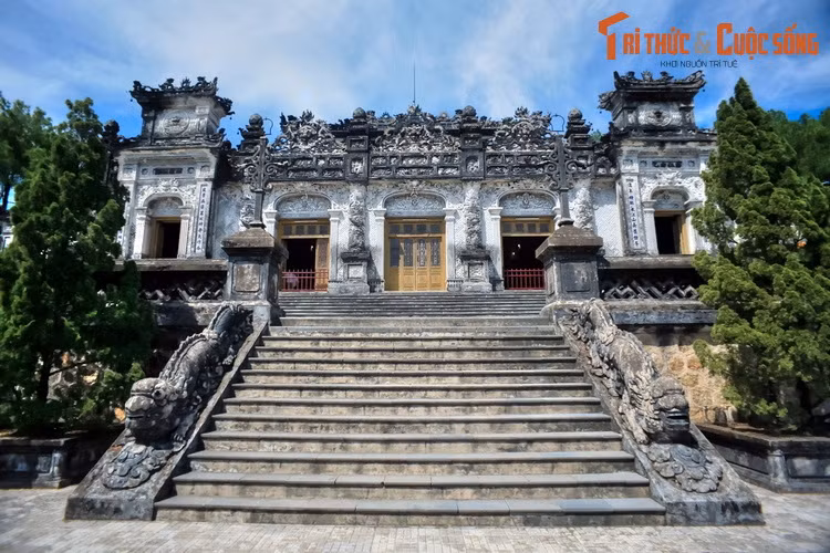 Cung Thiên Định là công trình kiến trúc chính, nằm ở vị trí cao nhất của lăng Khải Định. Đây là một tòa nhà được xây dựng công phu và tinh xảo bằng các vật liệu hiện đại, gồm 3 gian chính và 2 gian chái.