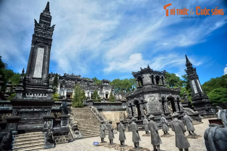 Về tổng thể, lăng là một khối hình chữ nhật vươn lên cao có 127 bậc cấp. Các công trình từ dưới lên gồm cổng chào, sân chầu Bái Đình, Bi Đình và cung Thiên Định. Khu lăng mang kiến trúc pha trộn từ nhiều phong cách khác nhau, từ cung đình Huế đến Ấn Độ giáo, Roman châu Âu...