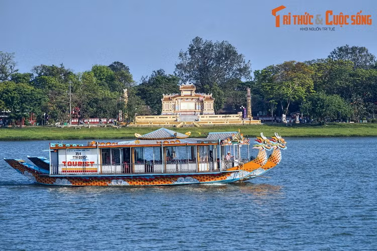 4. Toạ lạc bên bờ Nam sông Hương, đối diện cổng trường Quốc Học, Đài tưởng niệm chiến sĩ trận vong còn được gọi là Bia Quốc Học, được xây đầu thế kỷ 20 để tưởng niệm những binh sĩ người Pháp và người Việt ở xứ Trung kỳ đã chết trong hàng ngũ của quân Pháp trong Thế chiến I.