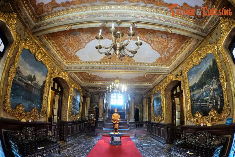 Đặc biệt, cung An Định còn lưu giữ được bộ 6 bức tranh được vẽ trực tiếp lên tường mô tả các lăng Gia Long, Minh Mạng, Thiệu Trị, Tự Đức, Đồng Khánh và Khải Định. Đây là những tác phẩm độc đáo của giai đoạn chuyển tiếp mỹ thuật Việt truyền thống với mỹ thuật mới đầu thế kỷ 20.