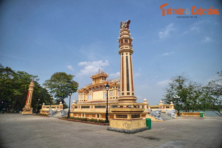 Thân và bệ đài được trang trí theo các mô típ rồng, lân, chữ thọ cách điệu cùng đề tài khác như tứ quý (mai, lan, cúc, trúc), kỷ hà... Các hoạ tiết trang trí, kiến trúc, điêu khắc đều mang phong cách kiến trúc thời Nguyễn.