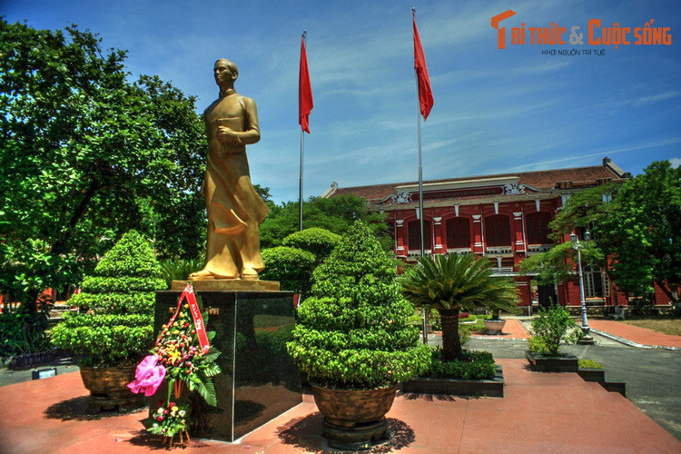 Trong lịch sử tồn tại của mình, trường Quốc Học nổi tiếng bởi những nhà cách mạng kiệt xuất của Việt Nam đã từng theo học tại đây, trong đó nổi bật là hai tên tuổi Hồ Chí Minh (niên khoá 1908 - 1909) và Võ Nguyên Giáp (2 niên khóa 1924-1925 và 1925-1926).