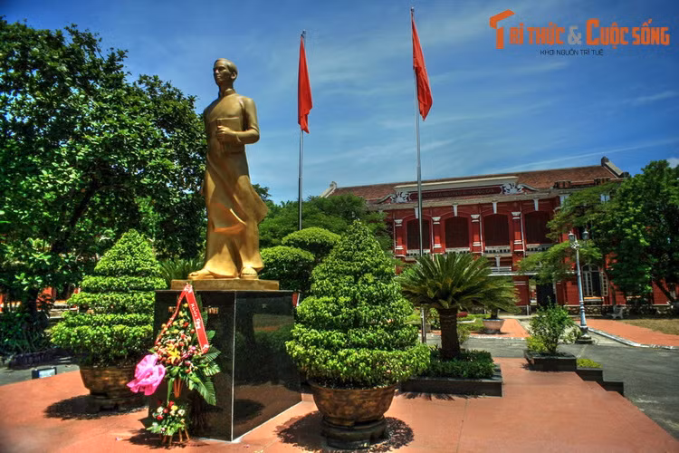 Trong lịch sử tồn tại của mình, trường Quốc Học nổi tiếng bởi những nhà cách mạng kiệt xuất của Việt Nam đã từng theo học tại đây, trong đó nổi bật là hai tên tuổi Hồ Chí Minh (niên khoá 1908 - 1909) và Võ Nguyên Giáp (2 niên khóa 1924-1925 và 1925-1926).