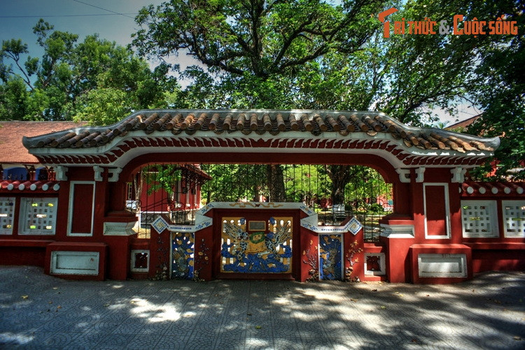 Từ năm 1915, trường được xây dựng lại theo kiểu Pháp, nhưng vẫn mang nhiều nét kiến trúc truyền thống, với cổng vào xây kiểu tam quan, tưởng bao có bức bình phong hình long mã đậm chất Huế.