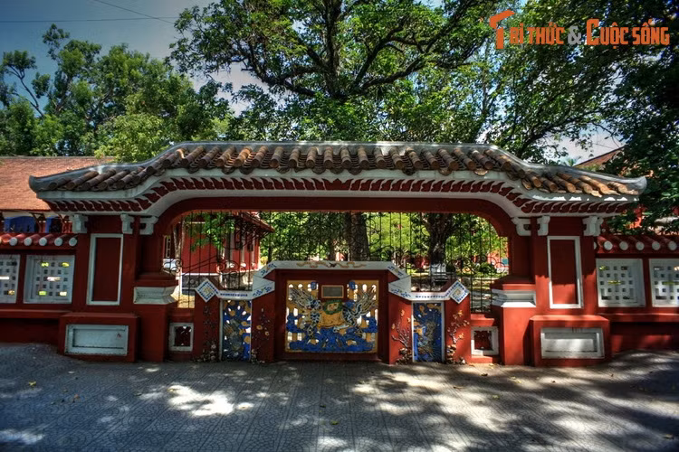 Từ năm 1915, trường được xây dựng lại theo kiểu Pháp, nhưng vẫn mang nhiều nét kiến trúc truyền thống, với cổng vào xây kiểu tam quan, tưởng bao có bức bình phong hình long mã đậm chất Huế.