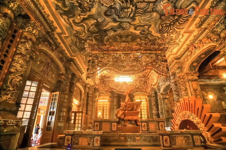 Phần phía trước cung Thiên Định là điện Khải Thành, nơi có án thờ và chân dung vua Khải Định. Sau điện Khải Thành là chính tẩm, nơi đặt mộ vua. Ngôi mộ được trang hoàng lộng lẫy bằng nhiều loại đá quý, trên mộ có pho tượng đồng của vua Khải Định được đúc tại Pháp năm 1920.