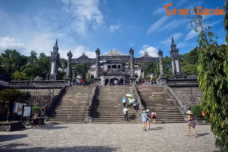 3. Nằm trên triền núi Châu Chữ, xã Thủy Bằng, thành phố Huế, lăng Khải Định còn được gọi là Ứng Lăng, là nơi an nghỉ của vua Khải Định. Công trình này còn khá nguyên vẹn, là một trong những địa điểm hút khách nhất của Di sản thế giới quần thể di tích Cố đô Huế.