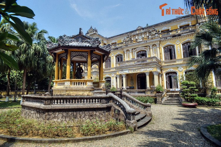 Khi xưa, cung có khoảng 10 công trình, từ trước ra sau là bến thuyền, cổng chính, đình Trung Lập, lầu Khải Tường, nhà hát Cửu Tư Đài, chuồng thú, Hồ nước... Do những biến động của thời cuộc, nhà hát Cửu Tư Đài và khu chuồng thú không còn nữa.