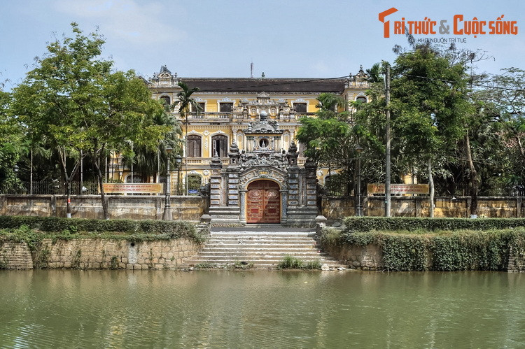 2. Tọa lạc bên bờ sông An Cựu, địa chỉ số 97 đường Phan Đình Phùng, TP Huế, cung An Định là cung điện riêng của vua Khải Định từ khi còn là thái tử đến khi làm vua. Từ ngày 28/2/1922, cung An Định trở thành tiềm để của Đông Cung Thái tử Vĩnh Thụy (vua Bảo Đại sau này).