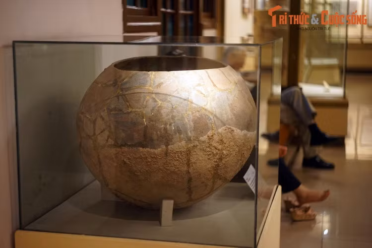 Cư dân văn hóa Đồng Nai (cách ngày nay 2.000 đến 2.500 năm) cũng sử dụng hình thức mai táng gần với văn hóa Sa Huỳnh, đó là dùng mộ vò. Vò mai táng của cư dân văn hóa Đồng Nai Kiểu dáng của các mộ vò không đồng nhất. Có vò hình cầu, trông giống như một chiếc gáo dừa khổng lồ.