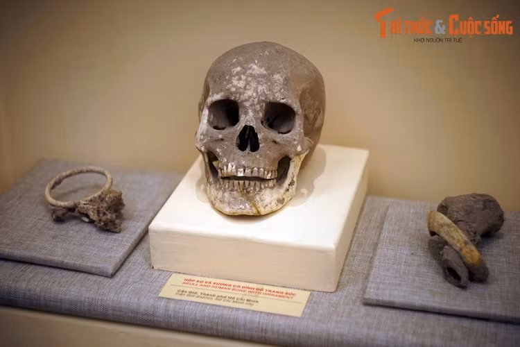 Những chiếc vò này có kích thước lớn, đủ để chứa thi hài một người chết. Trong mộ vò, di cốt người được phát hiện khá đầy đủ. Người chết được chôn theo tư thế ngồi bó gối hoặc hỏa táng rồi đưa di cốt vào vò. Nhiều đồ tùy táng được chôn bên trong hoặc ngoài mộ, chủ yếu là đồ gốm.