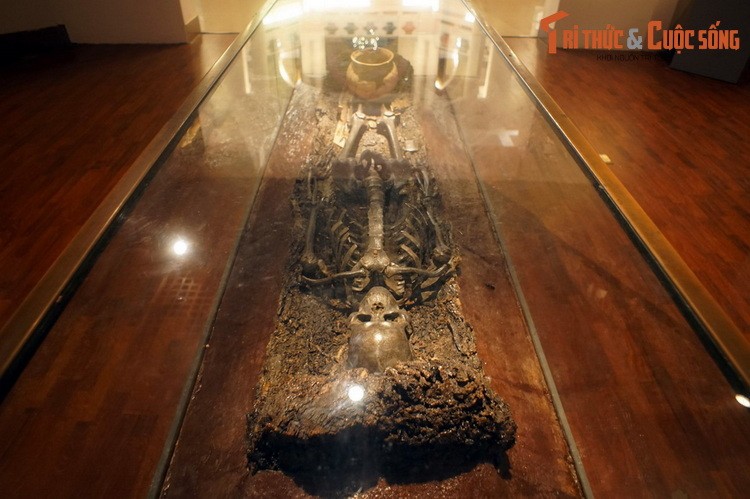 Mộ có quan tài là thân cây gỗ được bổ dọc, khoét rỗng, nửa dày làm thân, nửa mỏng làm nắp, dài 2 mét. Bên trong quan tài, người quá cố được đặt nằm ngửa, hai chân duỗi thẳng, hai tay đặt song song với thân người bọc bằng những lớp vải mỏng hoặc lớp lá chẻ nhỏ đan lại một cách cẩn thận.