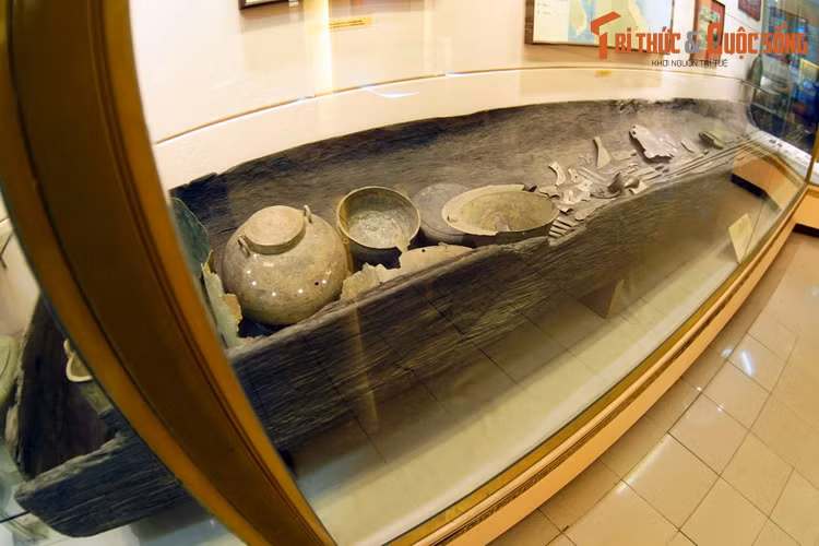 3. Có niên đại cách ngày nay 2.500 năm, mộ thuyền Việt Khê được đánh giá là ngôi mộ cổ nhất và đẹp nhất của nền văn hóa Đông Sơn. Hiện vật được tìm thấy năm 1961 trong một nhóm mộ táng ở thôn Việt Khê, xã Phù Ninh, huyện Thủy Nguyên, thành phố Hải Phòng.